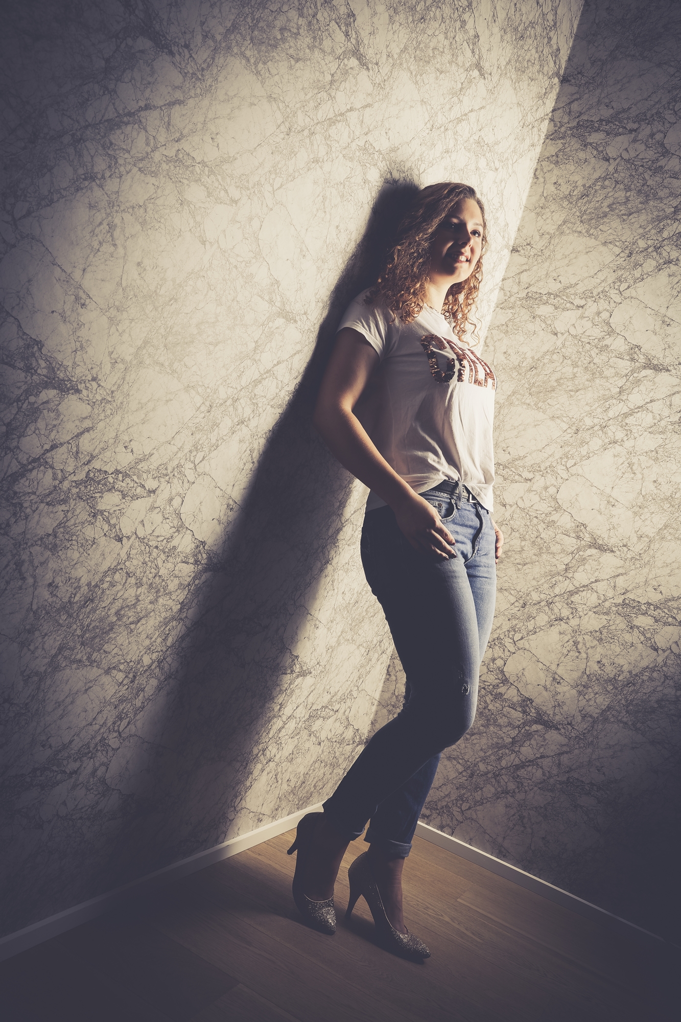 Portrait Gold Frau Mädchen Ganzkörper