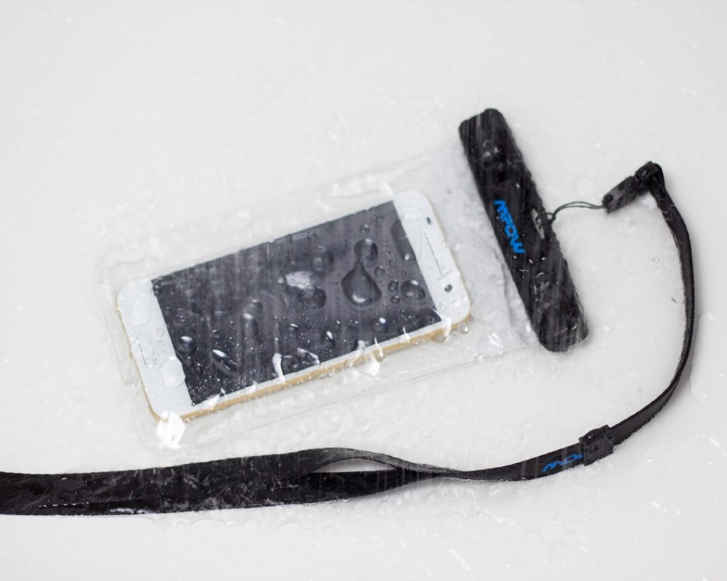 Wasserfeste Hülle Smartphone MPOW unter Wasser