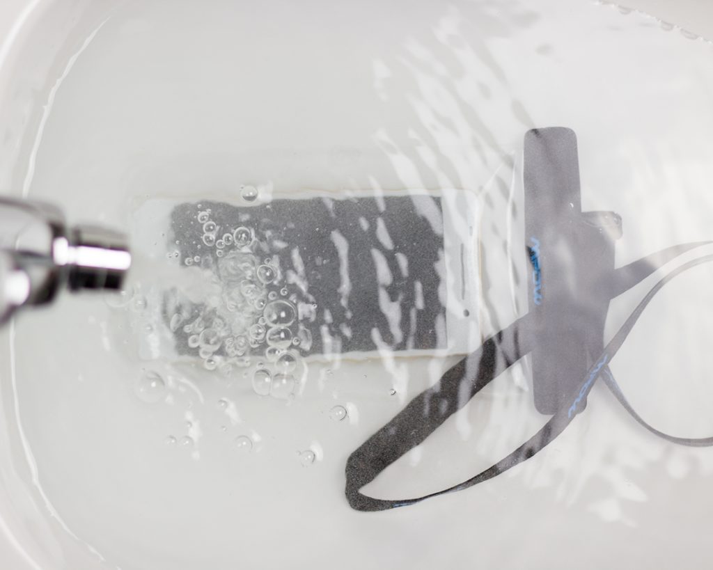 Wasserfeste Hülle Smartphone MPOW im Waschbecken