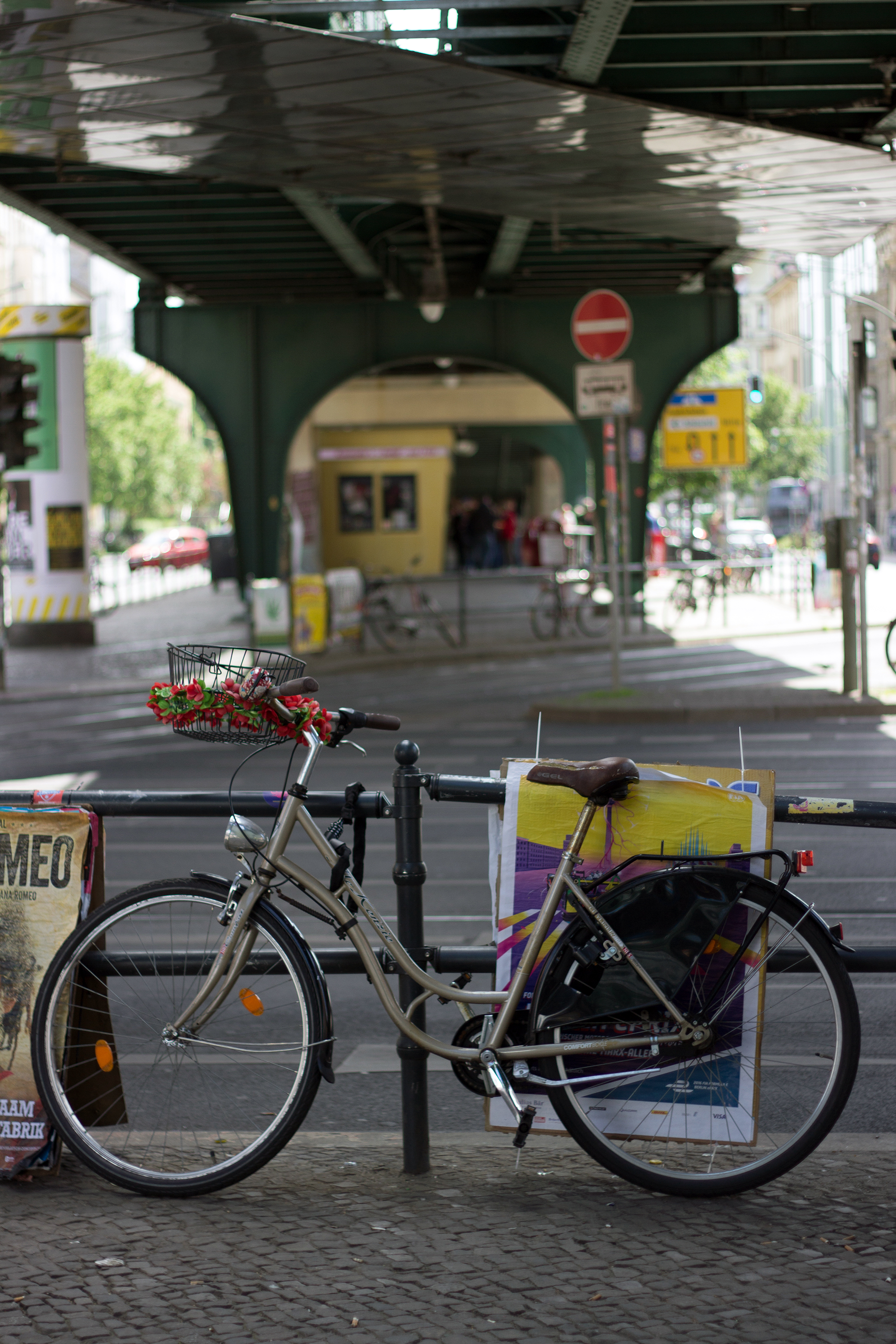 Berlin Fahrrad unter Brücke Berlin Fahrrad unter Brücke