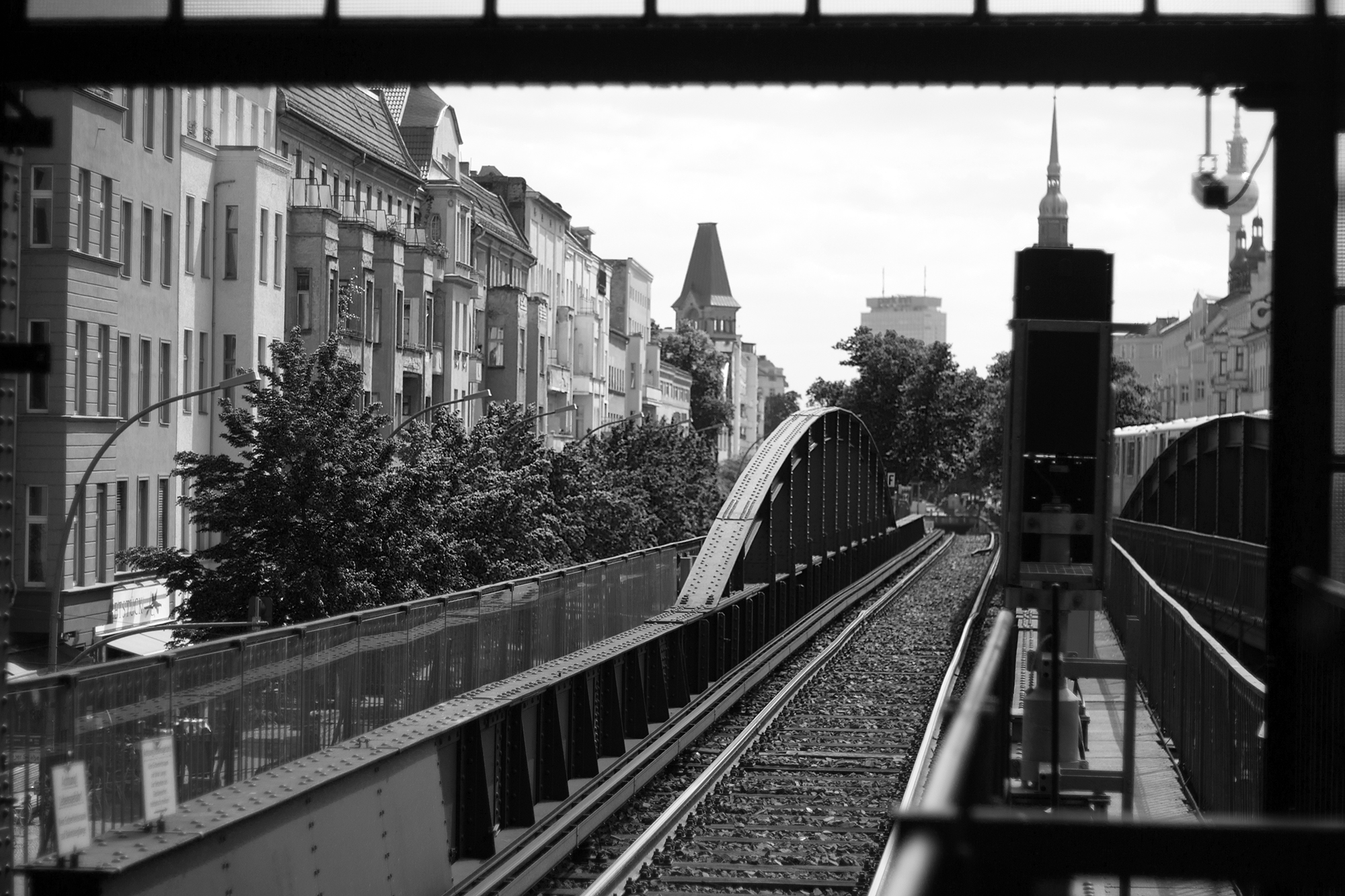 S-Bahn Brücke Berlin Schwarz-Weiß S-Bahn Brücke Berlin Schwarz-Weiß
