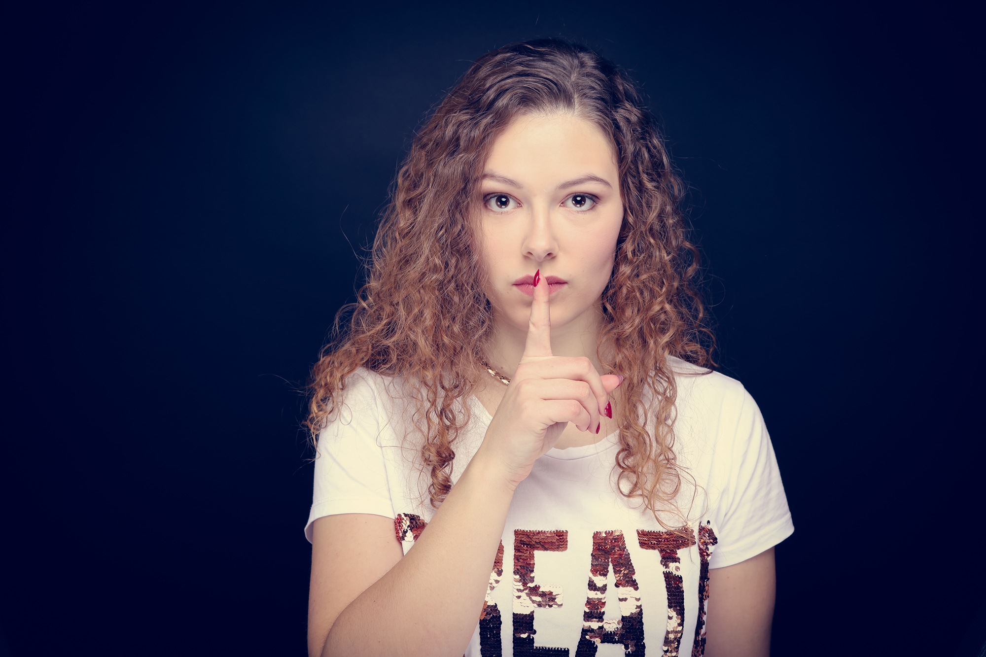 Portrait Gold Frau Mädchen Pssst